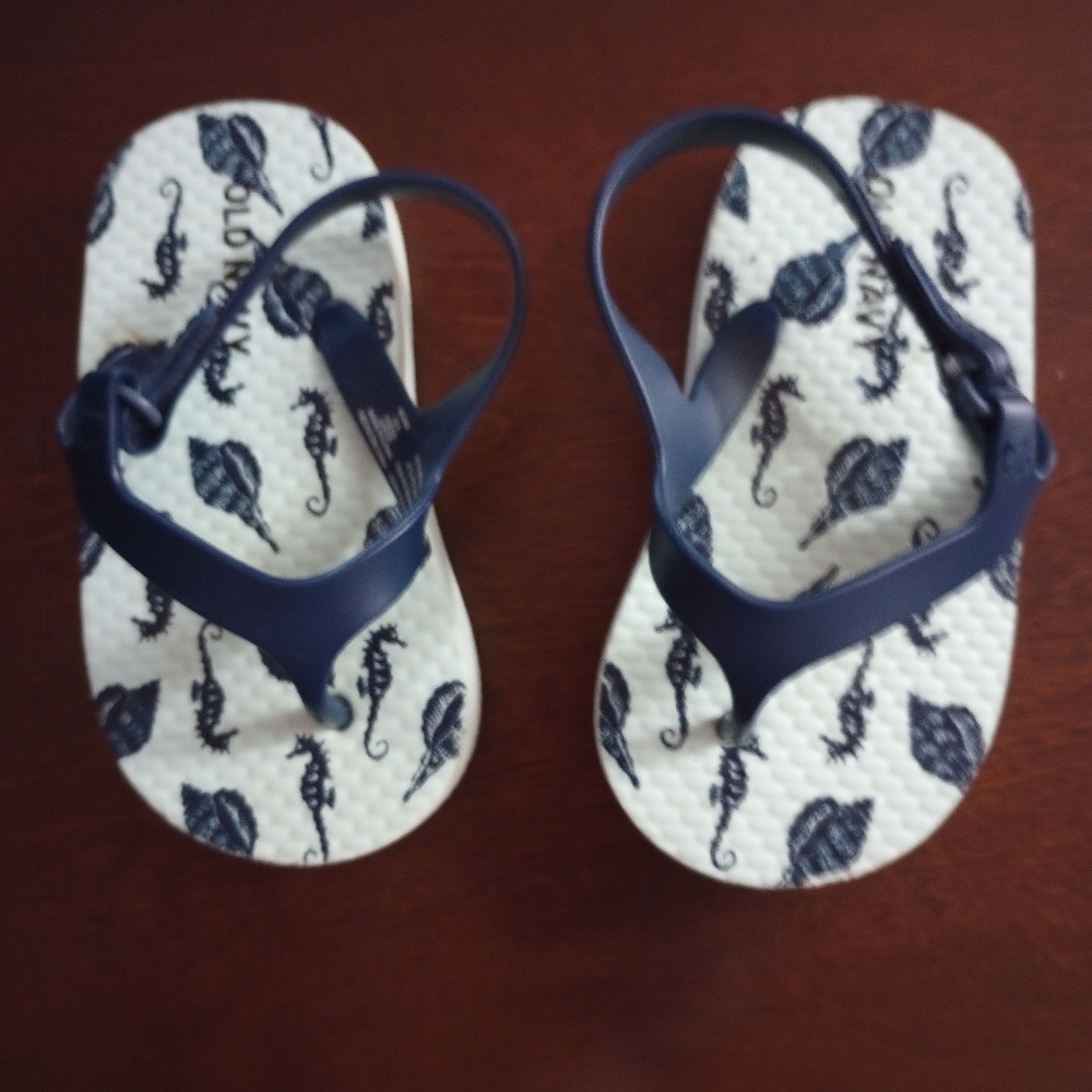 🐻👚🩴 Old Navy Seahorse Flip Flops